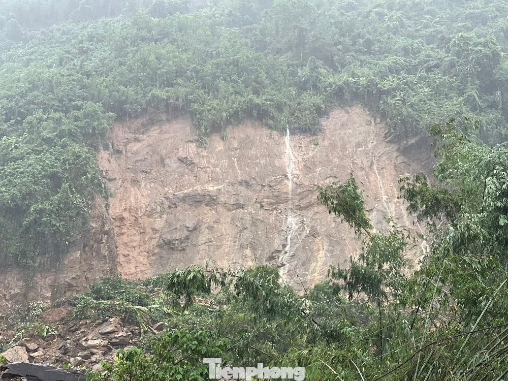 Đại tá Nguyễn Ra, Phó Chỉ huy trưởng, Tham mưu trưởng Bộ chỉ huy Quân sự tỉnh Quảng Ngãi cho biết, chúng tôi bố trí lực lượng từng bước để tìm nạn nhân và giải phóng dần khu vực sạt núi.