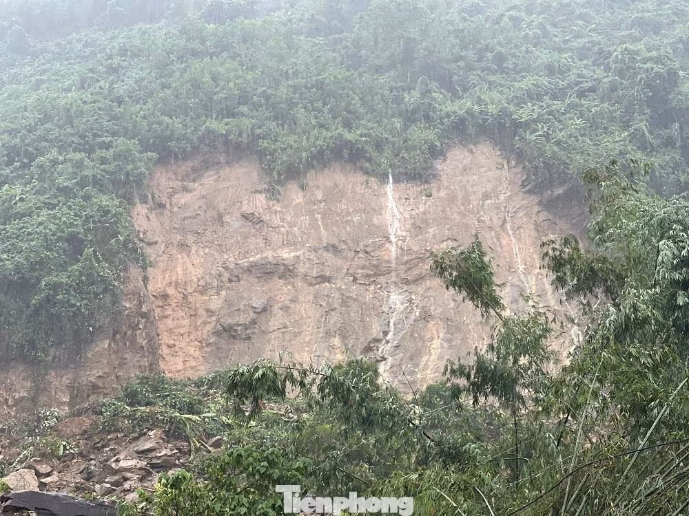 Đại tá Nguyễn Ra, Phó Chỉ huy trưởng, Tham mưu trưởng Bộ chỉ huy Quân sự tỉnh Quảng Ngãi cho biết, chúng tôi bố trí lực lượng từng bước để tìm nạn nhân và giải phóng dần khu vực sạt núi.