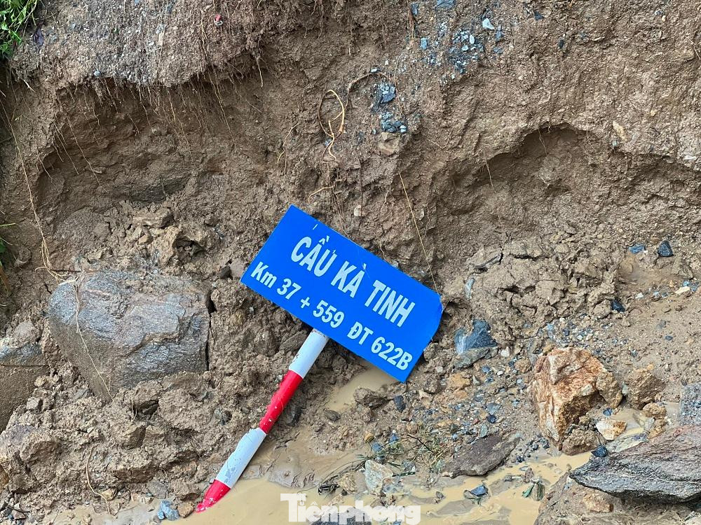 Mưa lớn liên tục trong 2 ngày qua khiến nước lũ đổ về dữ dội.