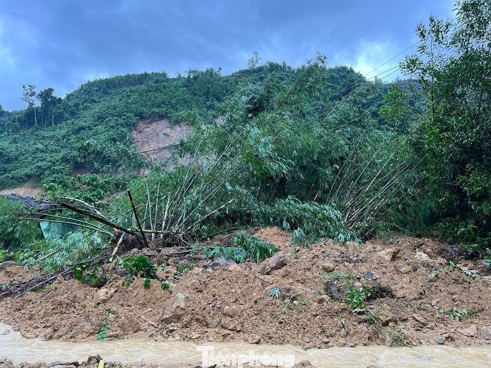 Hiện trường ngổn ngang đất đá, cây cối bị vùi lấp.