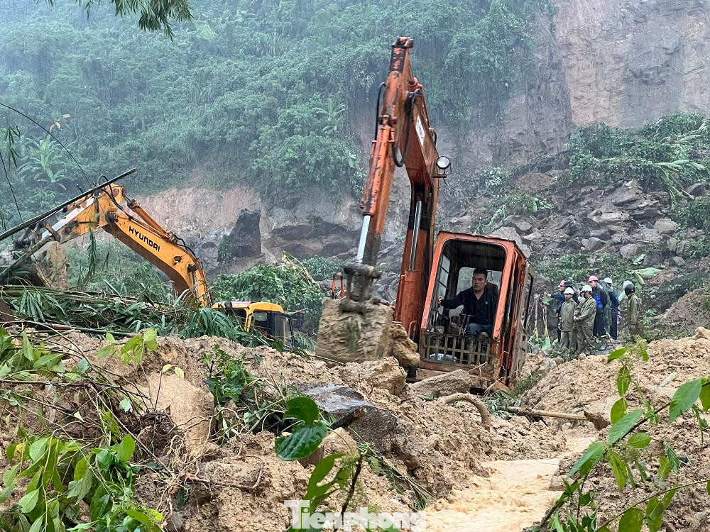 Phương tiện cơ giới được huy động dọn dẹp đất đá.