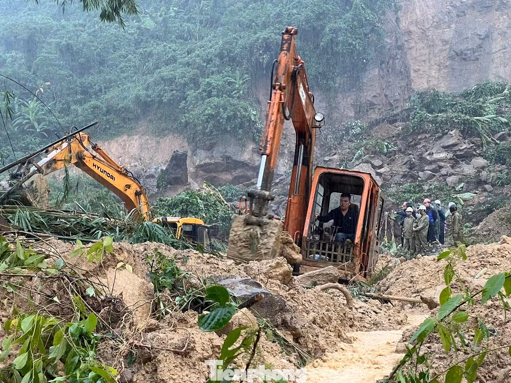Phương tiện cơ giới được huy động dọn dẹp đất đá.