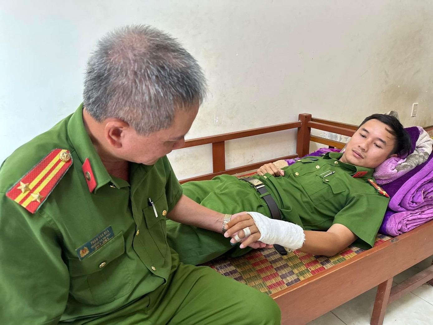 Thượng úy Trần Đức Tài bị gãy xương tầm cổ tay và bàn tay. Ảnh: Công an Ba Tơ