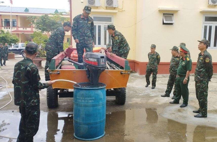 Trước những lo lắng đó, nhiều người dân đã dùng dây, bao cát, bơm nước vào bao ni lông để chằng chống nhà cửa nhằm giảm thiệt hại nếu bão đổ bộ.