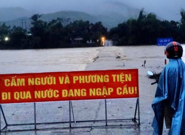 Các cầu tràn trên địa bàn huyện Sơn Hà đã ngập sâu, gây chia cắt. Các cầu tràn trên địa bàn huyện Sơn Hà đã ngập sâu, gây chia cắt.