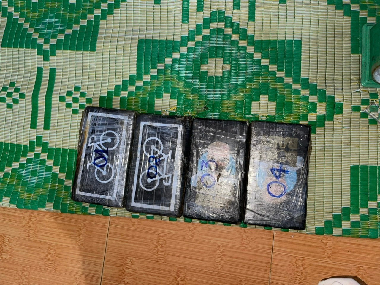 Các gói này có hình dạng, kích thước, nhãn mác với gần 300kg ma túy dạng cocaine trôi dạt vào bờ biển Quảng Ngãi cách đây 1 tháng.