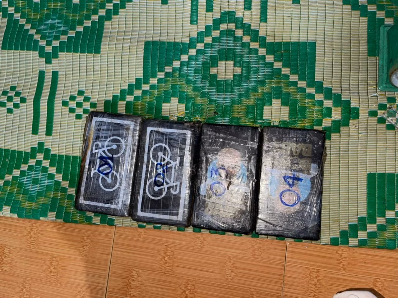 Các gói này có hình dạng, kích thước, nhãn mác với gần 300kg ma túy dạng cocaine trôi dạt vào bờ biển Quảng Ngãi cách đây 1 tháng. Các gói này có hình dạng, kích thước, nhãn mác với gần 300kg ma túy dạng cocaine trôi dạt vào bờ biển Quảng Ngãi cách đây 1 tháng.
