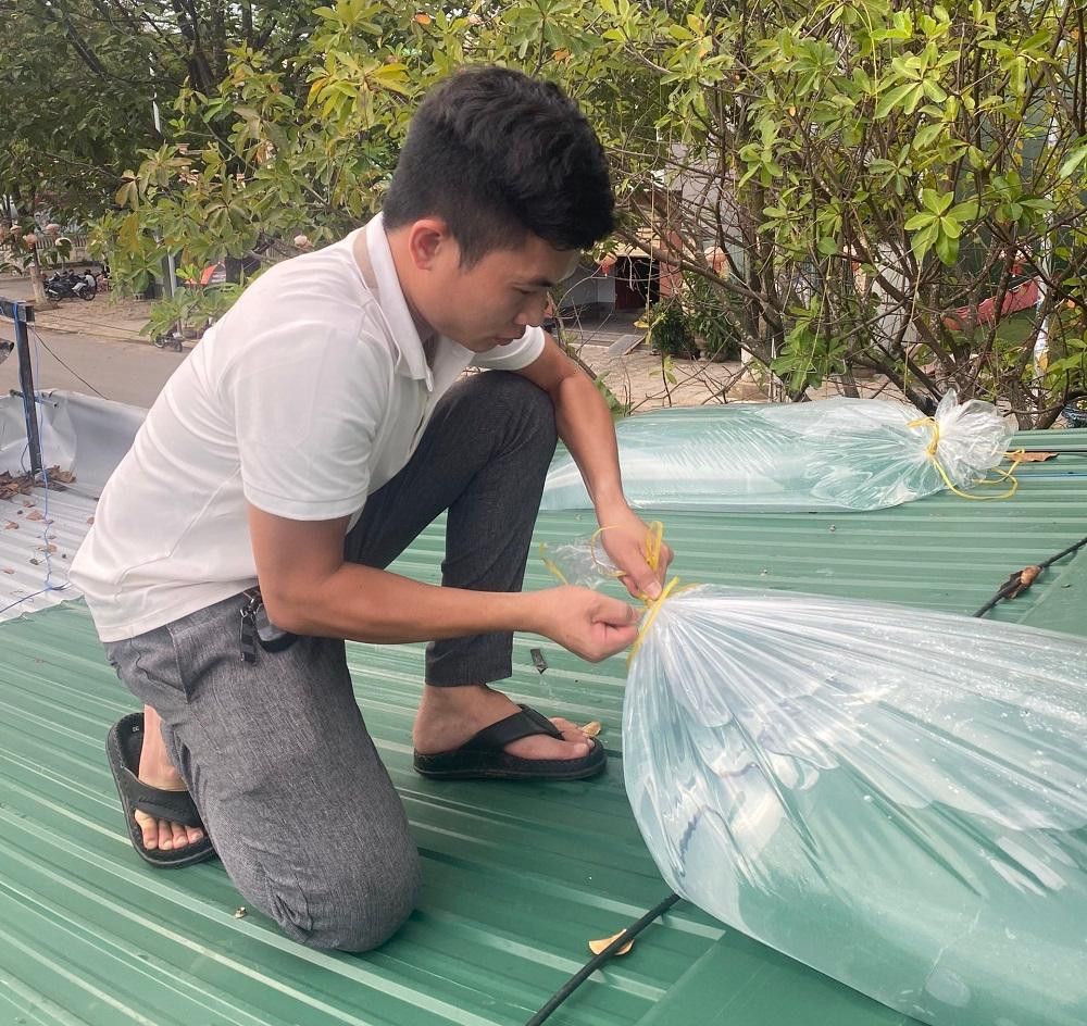 Tại TP. Quảng Ngãi, công tác ứng phó với bão Noru cũng đang rất khẩn trương. Nhiều hộ dân tất bật bơm nước vào bao ni lông chằng chống mái nhà trước khi siêu bão Noru đổ bộ.