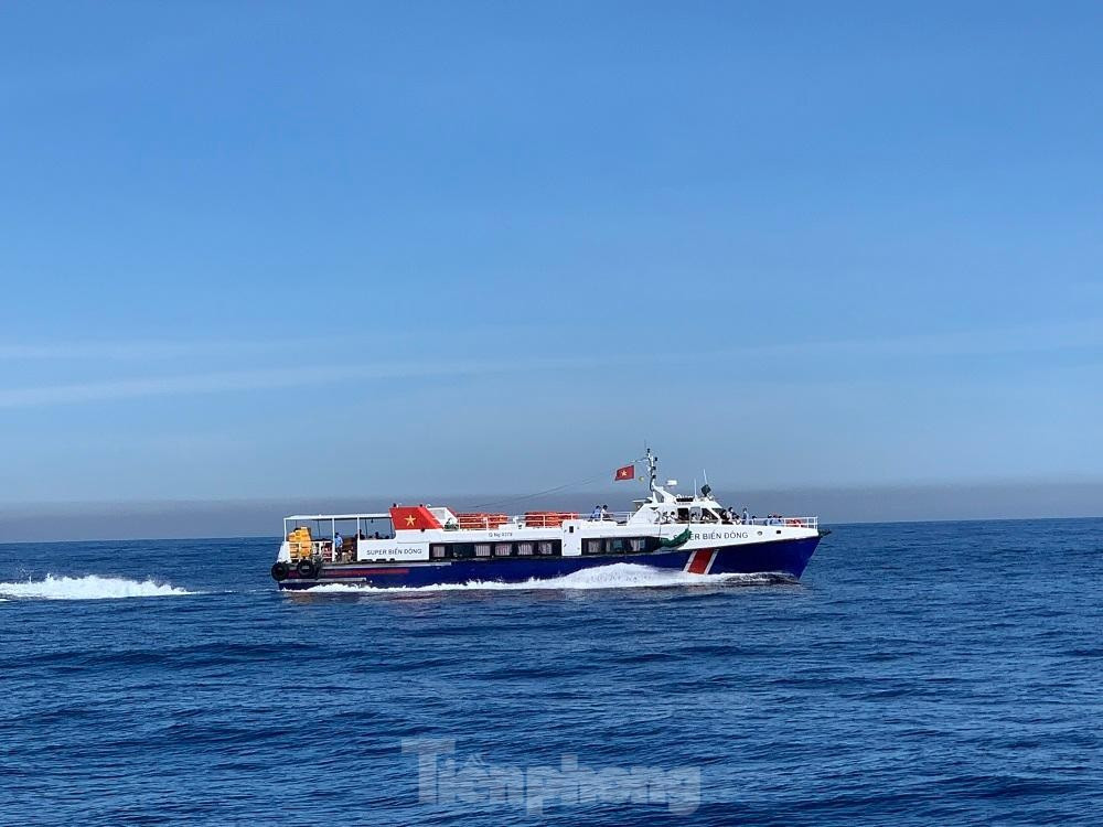 Tàu cao tốc từ đất liền ra đảo Lý Sơn.