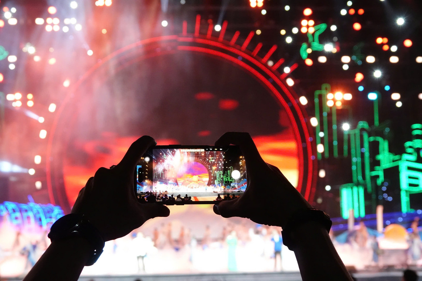 Đông đảo người dân đến dự lễ và xem chương trình nghệ thuật. Đông đảo người dân đến dự lễ và xem chương trình nghệ thuật.