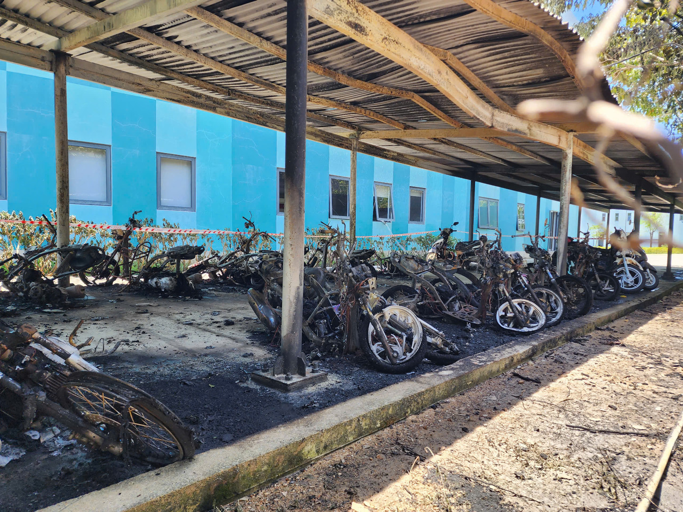 Nhiều xe máy bị thiêu rụi, trơ khung sắt. Nhiều xe máy bị thiêu rụi, trơ khung sắt.