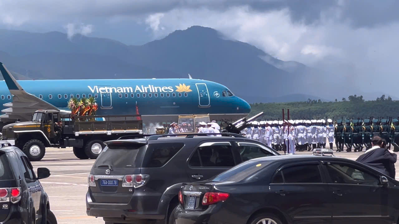 Ngay khi máy bay đưa linh cữu nguyên Chủ tịch nước Trần Đức Lương hạ cánh xuống sân bay Chu Lai, lực lượng phục vụ tang lễ đã nhanh chóng vào vị trí để đưa linh cữu di chuyển về nơi an nghỉ ở quê nhà xã Phổ Khánh (thị xã Đức Phổ, tỉnh Quảng Ngãi). Ngay khi máy bay đưa linh cữu nguyên Chủ tịch nước Trần Đức Lương hạ cánh xuống sân bay Chu Lai, lực lượng phục vụ tang lễ đã nhanh chóng vào vị trí để đưa linh cữu di chuyển về nơi an nghỉ ở quê nhà xã Phổ Khánh (thị xã Đức Phổ, tỉnh Quảng Ngãi).