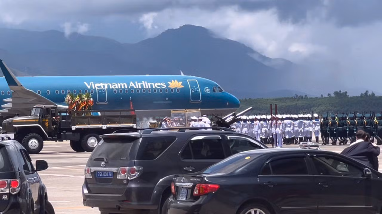 Ngay khi máy bay đưa linh cữu nguyên Chủ tịch nước Trần Đức Lương hạ cánh xuống sân bay Chu Lai, lực lượng phục vụ tang lễ đã nhanh chóng vào vị trí để đưa linh cữu di chuyển về nơi an nghỉ ở quê nhà xã Phổ Khánh (thị xã Đức Phổ, tỉnh Quảng Ngãi). Ngay khi máy bay đưa linh cữu nguyên Chủ tịch nước Trần Đức Lương hạ cánh xuống sân bay Chu Lai, lực lượng phục vụ tang lễ đã nhanh chóng vào vị trí để đưa linh cữu di chuyển về nơi an nghỉ ở quê nhà xã Phổ Khánh (thị xã Đức Phổ, tỉnh Quảng Ngãi).