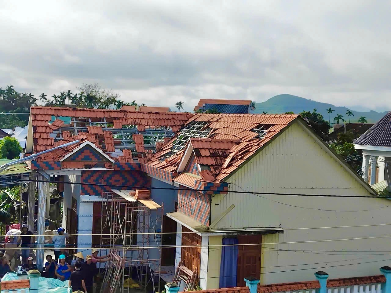 Gió lốc trong đêm khiến 36 nhà dân bị tốc mái, rất may không có thiệt hại về người.