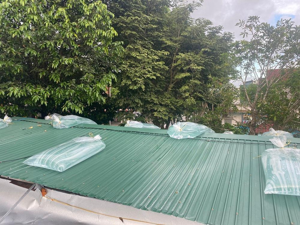 “Nghe tin Noru là siêu bão, cơn bão mạnh nhất trong vòng 20 năm qua, nên gia đình tôi rất lo lắng. Để gia cố nhà cửa, tôi dùng bao ni lông mang lên mái nhà, bơm nước vào để chằng mái nhà”, anh Phạm Đình Hải (trú phường Trương Quang Trọng, TP. Quảng Ngãi) cho biết.