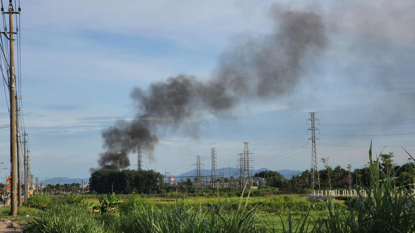 Cột khói cao hàng chục mét. Cột khói cao hàng chục mét.