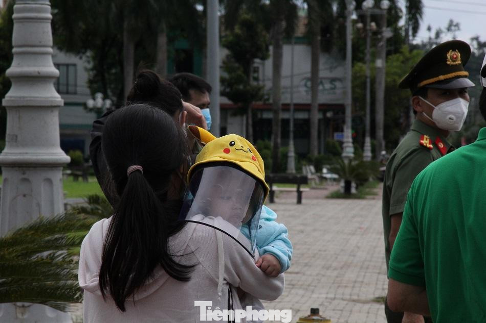 “Được về quê bằng máy bay miễn phí, bà con chúng tôi rất vui mừng phấn khởi. Ở đây có nhiều người hoàn cảnh khó khăn, không có khả năng về quê trong khi ở lại TPHCM lúc này không có thu nhập, không thể trang trải chi phí ăn ở, sinh hoạt nên được trở về lúc này ai cũng rất xúc động”, bà Bồng nói thêm.