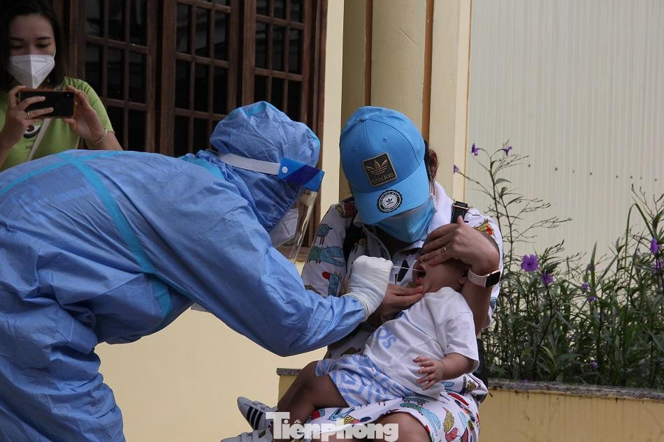 Bác sĩ Đặng Minh Hoàng, Giám đốc Trung tâm Y tế TP Quảng Ngãi cho biết, sau khi lấy mẫu Trung tâm sẽ phân loại cách ly theo quy định. Theo đó, người nào đã tiêm đủ 2 mũi vắc xin phòng COVID-19 qua 14 ngày hoặc là F0 được điều trị khỏi trong vòng 6 tháng thì cách ly tại nhà 7 ngày. Trường hợp mới tiêm 1 mũi vắc xin thì cách ly tại nhà 14 ngày.