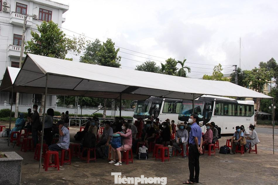 Tại TP Quảng Ngãi, những người dân được đón về có địa chỉ lưu trú trên địa bàn được tập trung lấy mẫu ngay sau khi xuống xe. Trung tâm Y tế TP Quảng Ngãi đã cử tổ lấy mẫu lưu động đến khu vực Quảng trường thành phố để hỗ trợ lấy mẫu xét nghiệm Realtime-PCR cho toàn bộ người dân được đón về.
