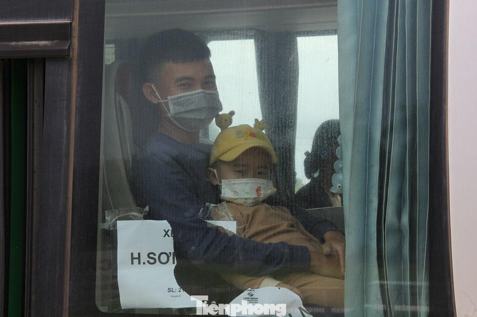 Trưa 16/10, đoàn xe ô tô đón người dân từ Cảng hàng không Chu Lai (Quảng Nam) đã về đến TP Quảng Ngãi. Trong chuyến bay đầu tiên được đón về này có khoảng 230 người dân ở các huyện Bình Sơn, Sơn Tịnh, Tư Nghĩa, Trà Bồng, Sơn Hà, Lý Sơn và TP Quảng Ngãi.