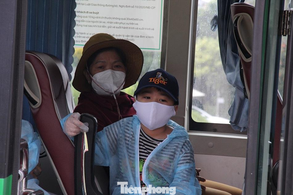 Trung tá Phạm Văn Bình, Đội trưởng Đội An ninh (Công an huyện Tư Nghĩa) cho biết, huyện Tư Nghĩa có 181 công dân được hỗ trợ đón về bằng đường hàng không và đường bộ. Ngay khi các chuyến xe đón công dân về đến TP Quảng Ngãi, tổ công tác của huyện được giao nhiệm vụ rà soát theo danh sách để đưa công dân về địa phương.