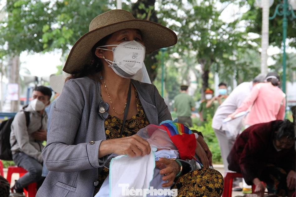 Bà Nguyễn Thị Bồng, trú huyện Bình Sơn cho biết bà vào nuôi con gái sinh bị mắc kẹt lại TPHCM đã hơn 5 tháng rồi. Những ngày tháng ở tâm dịch bà lúc nào cũng nghĩ đến giây phút được về nhà. May nhờ có sự hỗ trợ của tỉnh, cuối cùng bà cũng đã được về quê.