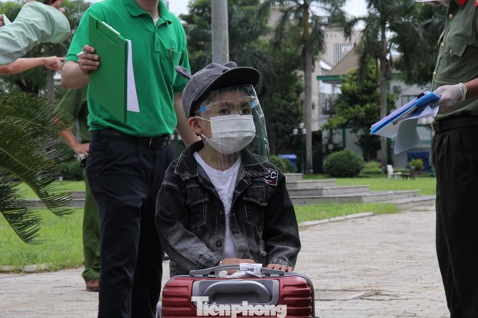 Toàn bộ 1.160 công dân được đón về từ các tỉnh, thành phía nam trong đợt 1 này đều thuộc đối tượng yếu thế bị ảnh hưởng bởi dịch COVID-19 gồm, người già, trẻ em dưới 5 tuổi, phụ nữ mang thai, người có hoàn cảnh khó khăn, người đi khám, chữa bệnh bị mắc kẹt ở TPHCM, Bình Dương và Đồng Nai.