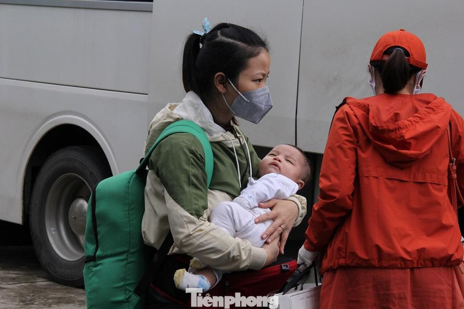 “Tất cả công dân sau khi được đón về huyện sẽ tập trung tại một địa điểm để lấy mẫu sàng lọc COVID-19 và phân loại theo từng nhóm nhằm áp dụng các biện pháp cách ly theo quy định. Với các trường hợp cách ly tại nhà thì huyện liên hệ với từng xã để chủ động bố trí phương tiện đưa công dân về tận nhà. Trường hợp cách ly tập trung thì sẽ được đưa thẳng tới các khu cách ly trên địa bàn huyện”, Trung tá Bình nói thêm.