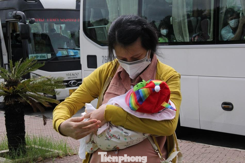 Sau khi tập kết tại TP Quảng Ngãi, người dân được các tổ công tác ở từng địa phương phân loại để đón về để lấy mẫu sàng lọc và tổ chức cách ly theo từng nơi lưu trú.