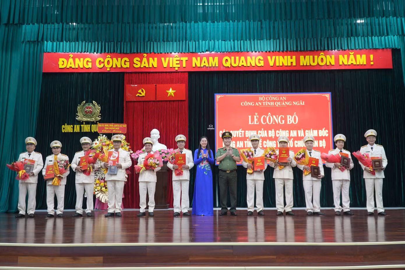 Dịp này, 11 lãnh đạo cấp phòng Công an tỉnh Quảng Ngãi cũng tình nguyện xin nghỉ hưu trước tuổi.
