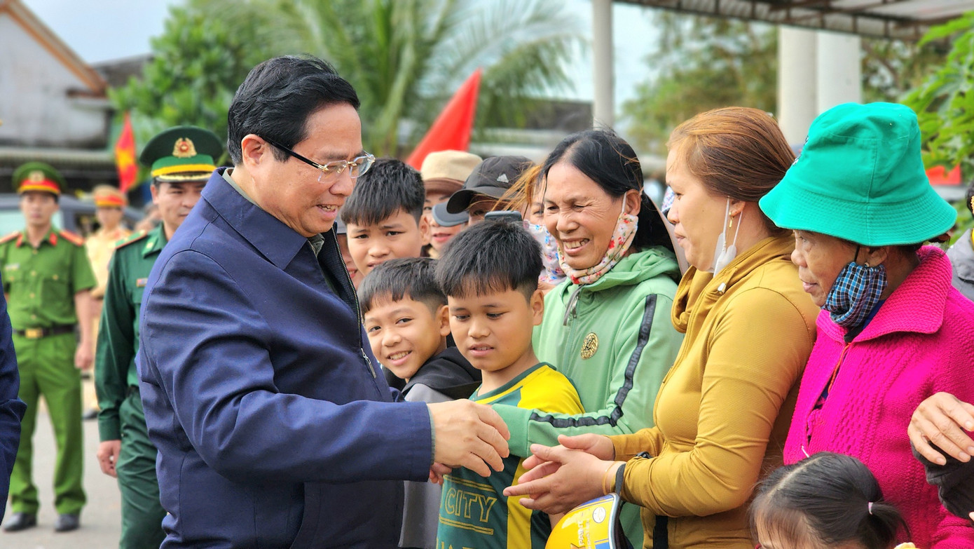 Thủ tướng gặp gỡ, thăm hỏi người dân vùng dự án.