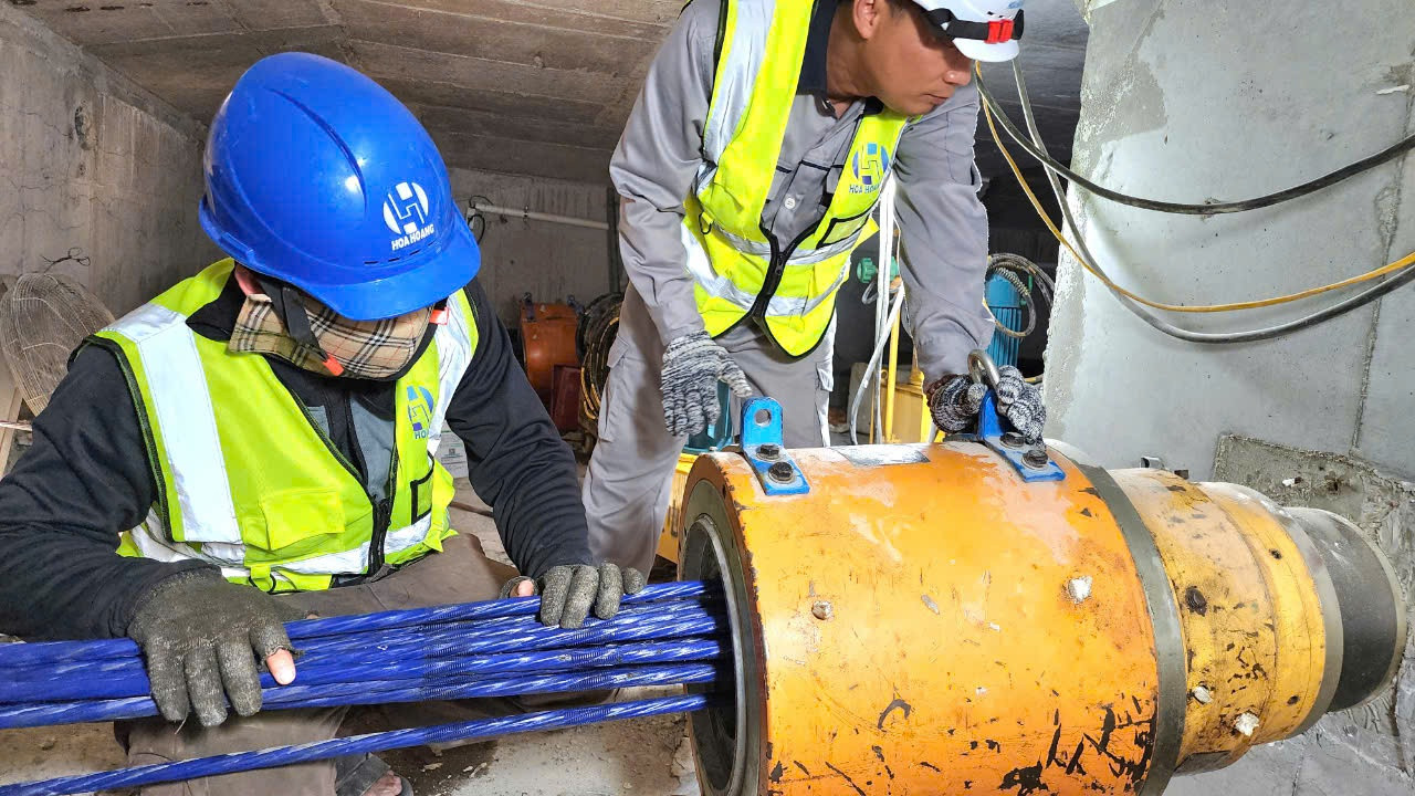 Quá trình kéo căng cáp dự ứng lực được cán bộ kỹ thuật của nhà thầu theo dõi sát sao.