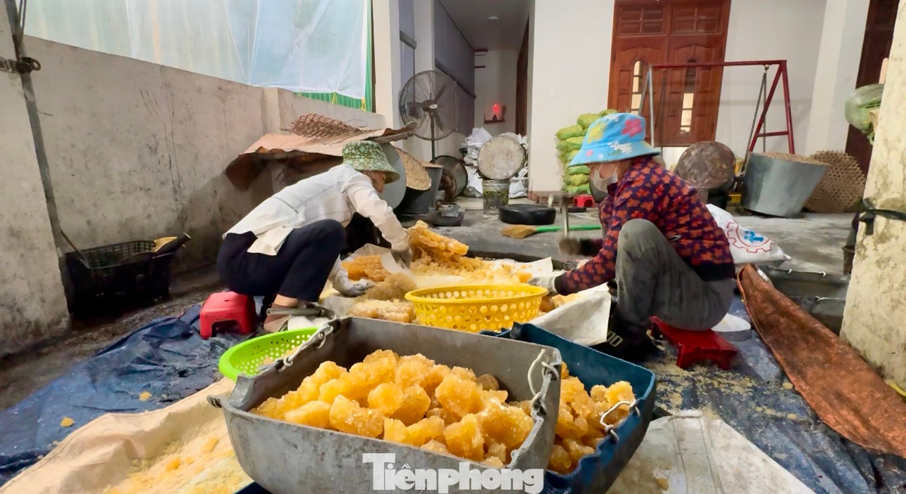 Sau khoảng 7-8 ngày đường phèn sẽ kết tinh, tuy nhiên để đường đẹp, chất lượng cao hơn phải đợi đủ 10-12 ngày. Lúc đó thợ sẽ tách phần mật thừa để lấy đường phèn đi phơi khô hoặc sấy bằng than. Ảnh: Nguyễn Ngọc