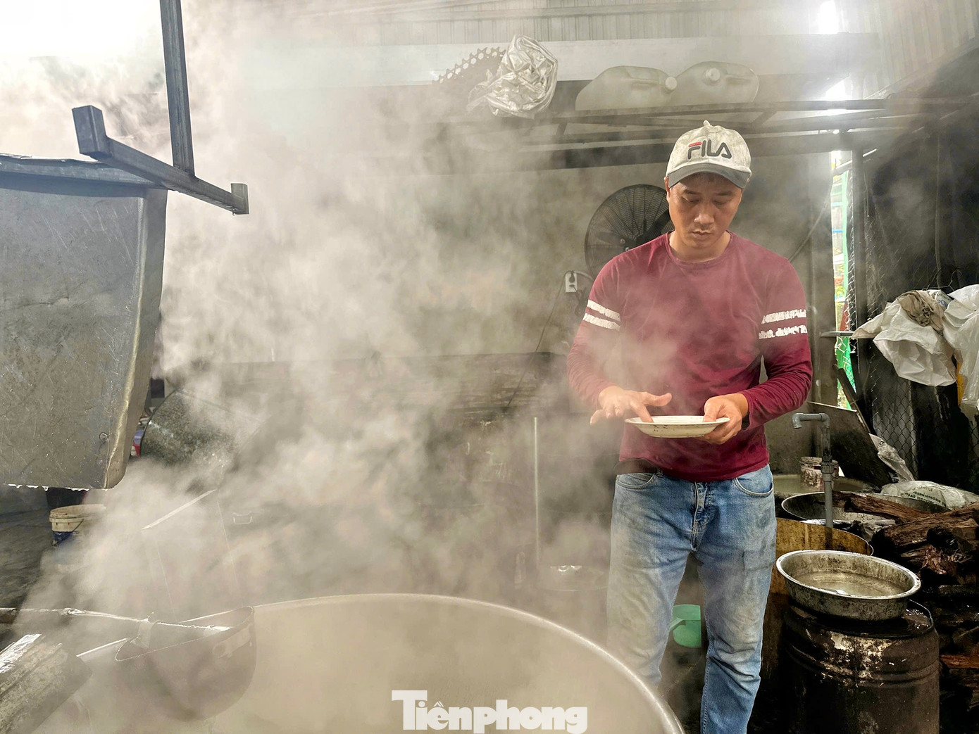 Lò nấu cháy rừng rực, thợ phải canh lửa và khuấy đều, tránh việc đường bị quá lửa cháy khét. Nấu khoảng 30 phút, nước đường sẽ đạt chuẩn để chuyển sang công đoạn khác. Tuy nhiên, người thợ hầu như không canh thời gian mà dùng nước lạnh để thử đường. Ảnh: Nguyễn Ngọc