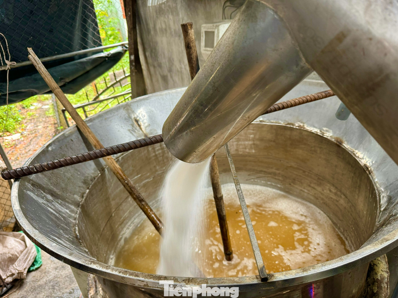 Lò sản xuất đường phèn Bằng Lắm của gia đình ông Đồng Văn Chính (72 tuổi, trú thôn 2, xã Nghĩa Dõng, TP. Quảng Ngãi) có tuổi đời gần trăm năm. Đây là một trong những cơ sở đường phèn nổi tiếng nhất tại Quảng Ngãi, đang ngày đêm đỏ lửa phục vụ thị trường Tết. Ảnh: Nguyễn Ngọc
