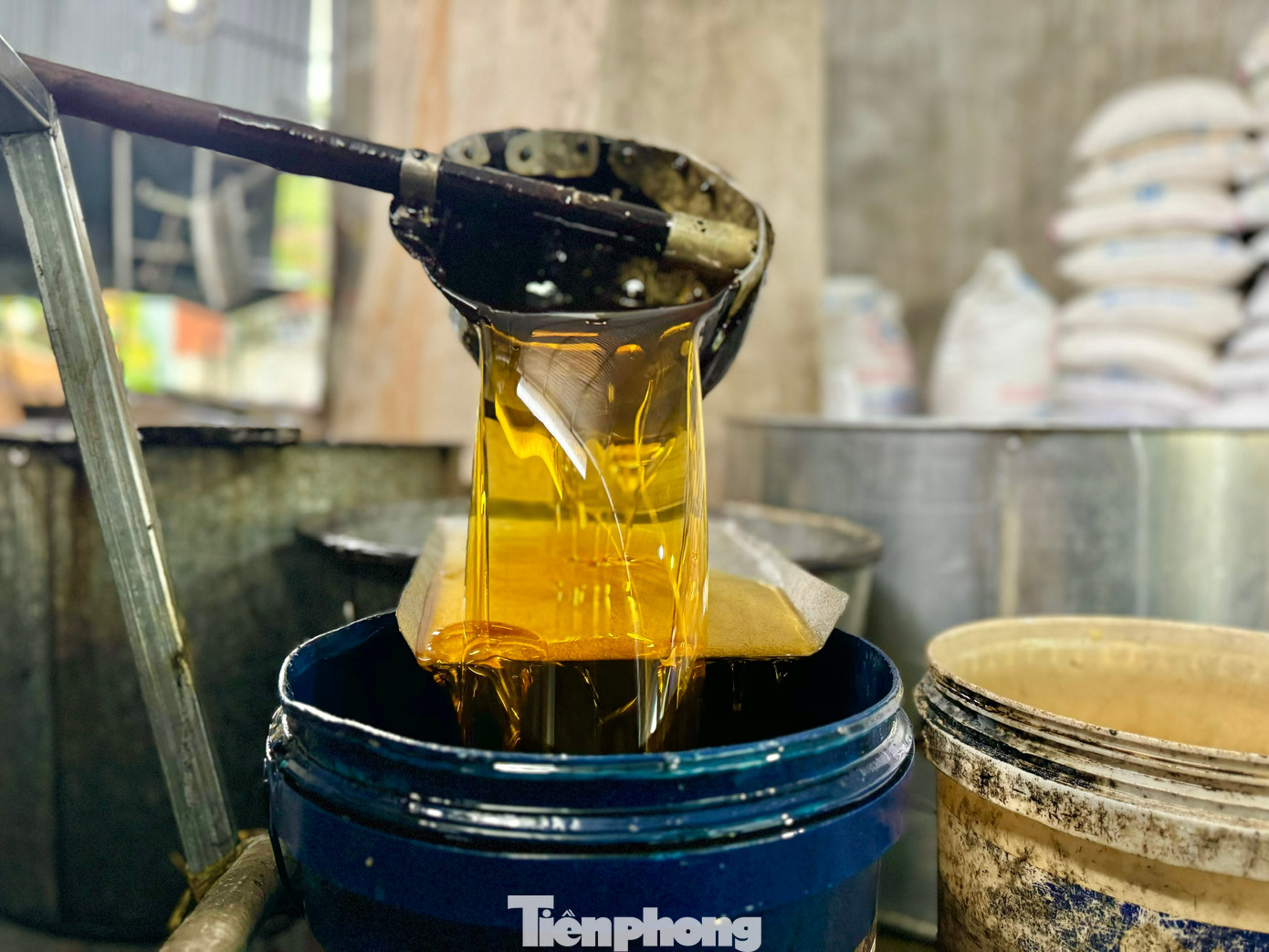 Lò sản xuất đường phèn Bằng Lắm của gia đình ông Đồng Văn Chính (72 tuổi, trú thôn 2, xã Nghĩa Dõng, TP. Quảng Ngãi) có tuổi đời gần trăm năm. Đây là một trong những cơ sở đường phèn nổi tiếng nhất tại Quảng Ngãi, đang ngày đêm đỏ lửa phục vụ thị trường Tết. Ảnh: Nguyễn Ngọc