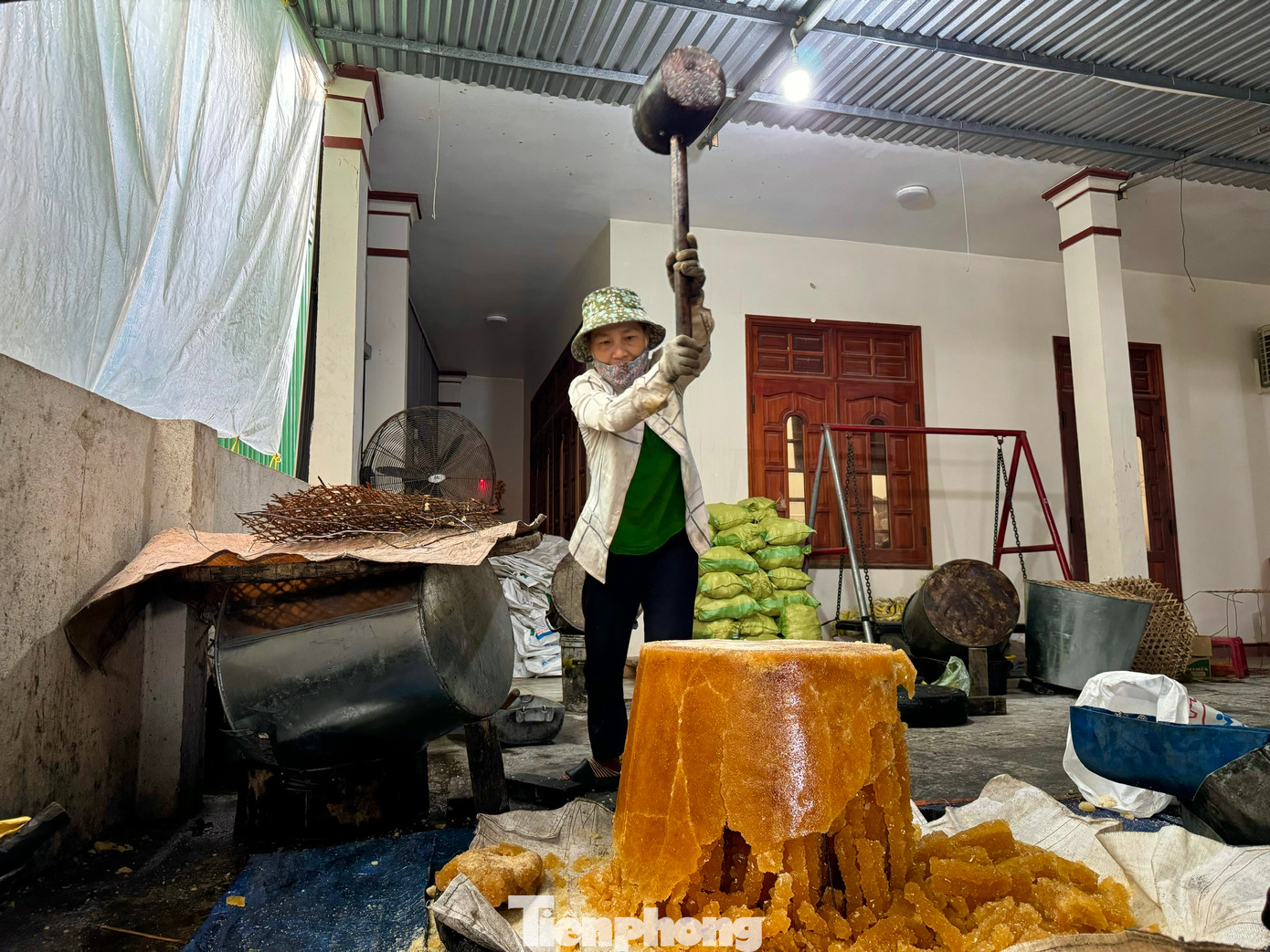 Sau khoảng 7-8 ngày đường phèn sẽ kết tinh, tuy nhiên để đường đẹp, chất lượng cao hơn phải đợi đủ 10-12 ngày. Lúc đó thợ sẽ tách phần mật thừa để lấy đường phèn đi phơi khô hoặc sấy bằng than. Ảnh: Nguyễn Ngọc