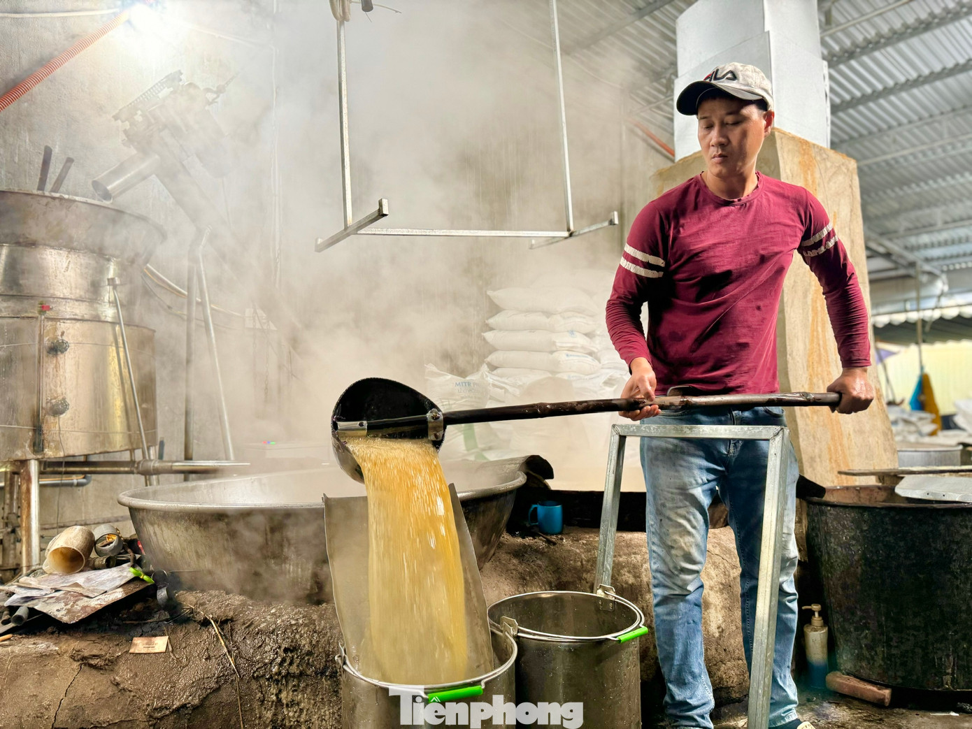 Trong lúc nấu, người thợ cho vào nồi một quả trứng gà cùng nước vôi. Hỗn hợp này làm cho tạp chất có trong nước đường kết tủa nổi lên mặt. Người thợ sẽ vớt bỏ tạp chất để tăng độ tinh khiết cho mẻ đường phèn. Ảnh: Nguyễn Ngọc