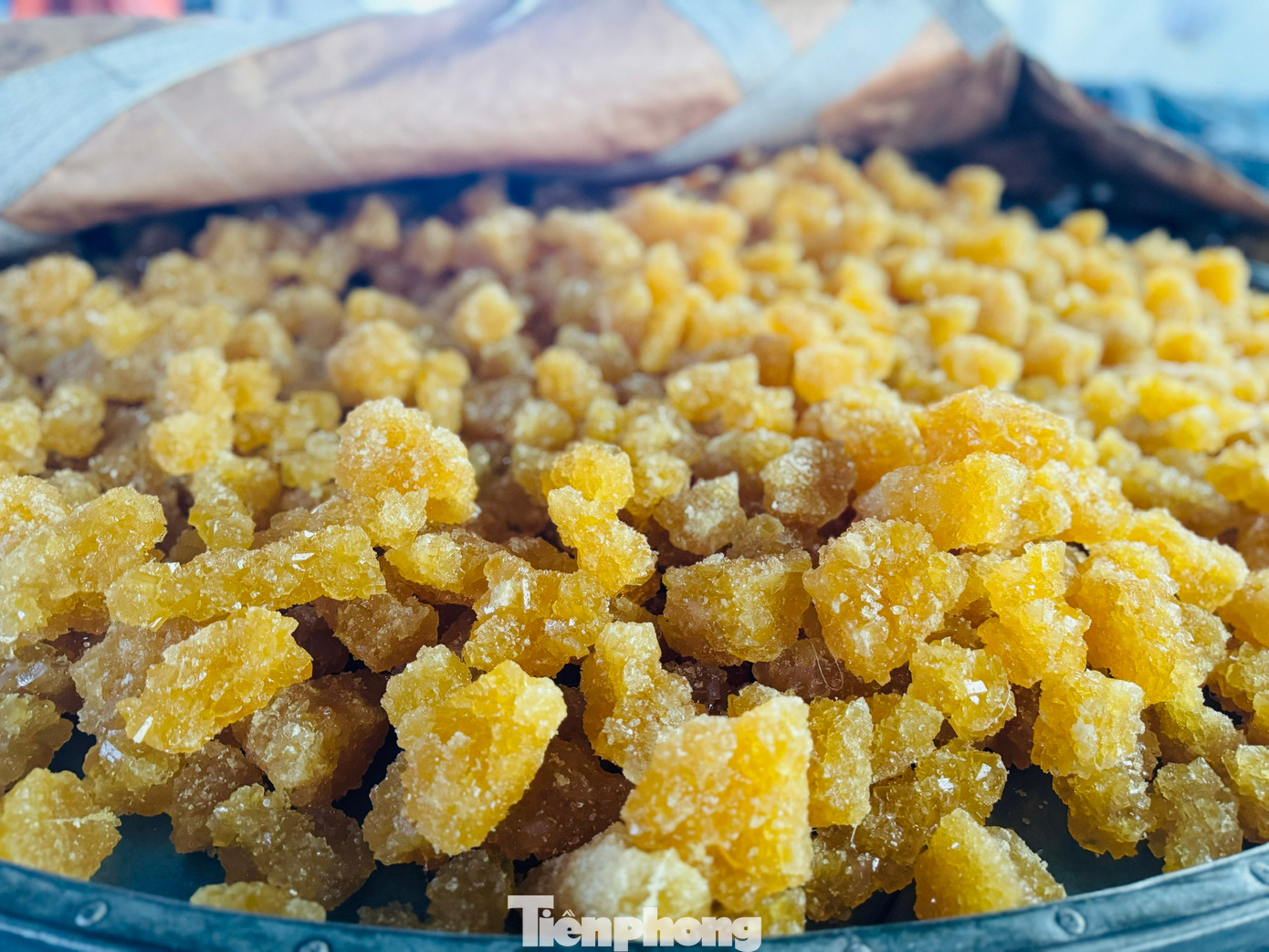 Thời nay, đường phèn có 2 loại, là đường vàng và đường trắng. Màu sắc tùy thuộc vào loại đường cát dùng để nấu là đường cát vàng hay đường cát trắng. Ảnh: Nguyễn Ngọc