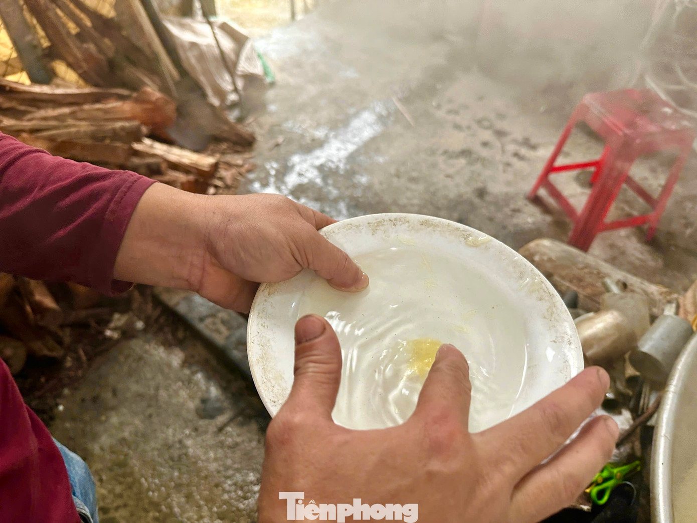 Lò nấu cháy rừng rực, thợ phải canh lửa và khuấy đều, tránh việc đường bị quá lửa cháy khét. Nấu khoảng 30 phút, nước đường sẽ đạt chuẩn để chuyển sang công đoạn khác. Tuy nhiên, người thợ hầu như không canh thời gian mà dùng nước lạnh để thử đường. Ảnh: Nguyễn Ngọc
