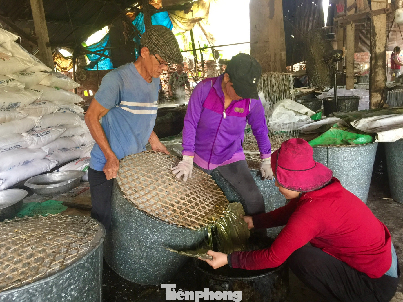 “Từ thuở nhỏ tôi đã tận mắt thấy ông nội nấu đường từ mật mía, dần dần yêu thích và gắn bó với nghề này cho đến bây giờ. Thời vàng son của nghề, đường phèn rất quý, thợ nấu đường cũng trở nên có giá. Những mẻ đường làm ra được chọn làm cống phẩm hoàng triều”, ông Chính chia sẻ. Ảnh: Nguyễn Ngọc