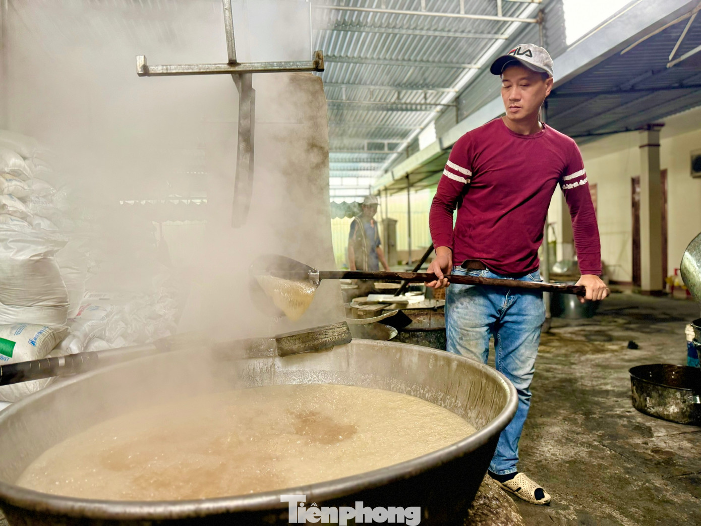 Những ngày giáp Tết Nguyên đán Ất Tỵ 2025, tại các lò sản xuất đường phèn thủ công ở Ba La - Vạn Tượng (xã Nghĩa Dõng, TP. Quảng Ngãi, tỉnh Quảng Ngãi) luôn đỏ lửa, hối hả tăng công suất để kịp cung cấp cho thị trường Tết. Ảnh: Nguyễn Ngọc