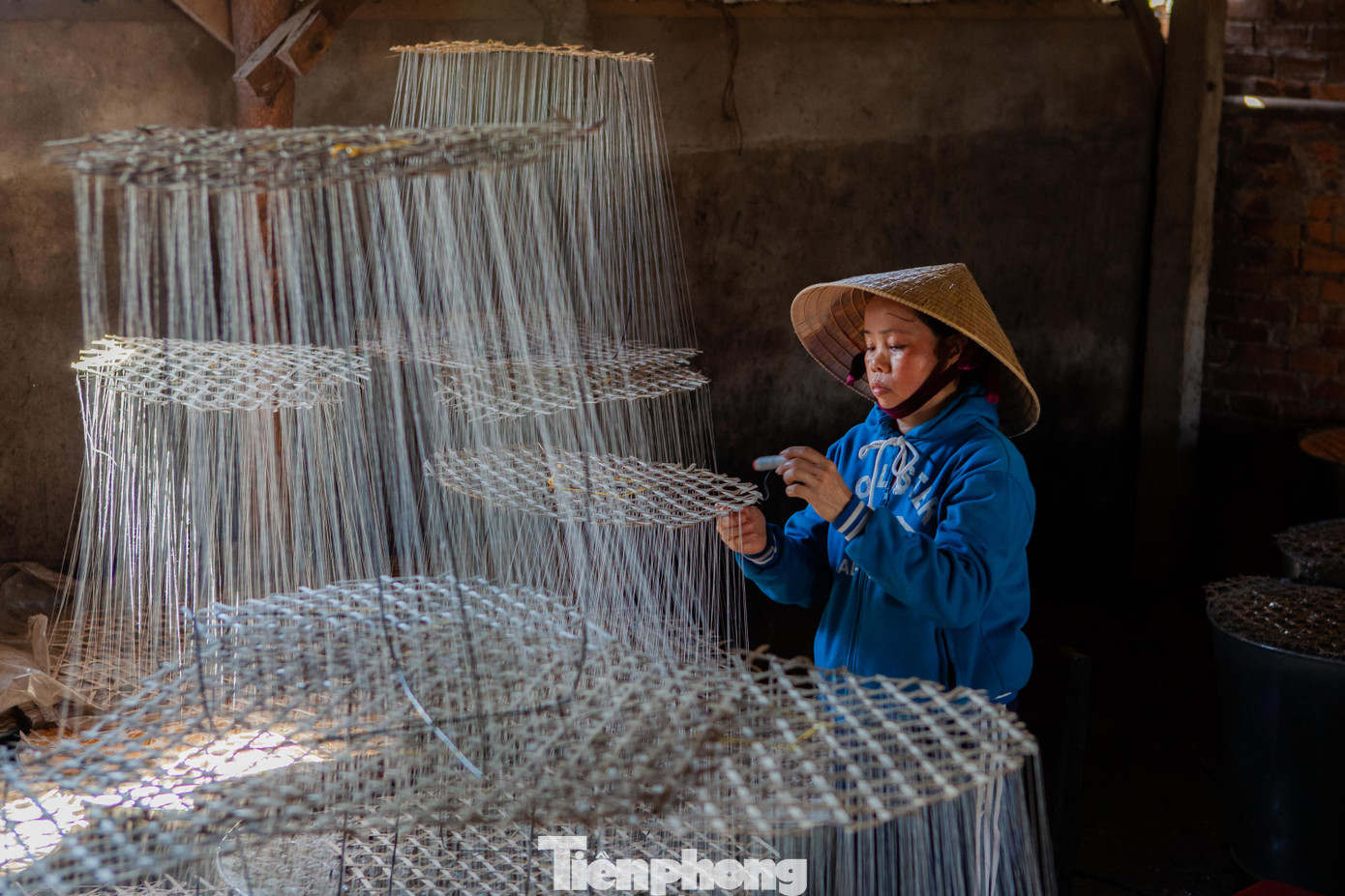 Để làm ra đường phèn phải trải qua nhiều công đoạn như nhóm lửa, nấu nước, luồn chỉ tạo khuôn... Đường được pha với nước theo tỷ lệ nhất định rồi cho vào nồi đun sôi. Ảnh: Bùi Thanh Trung