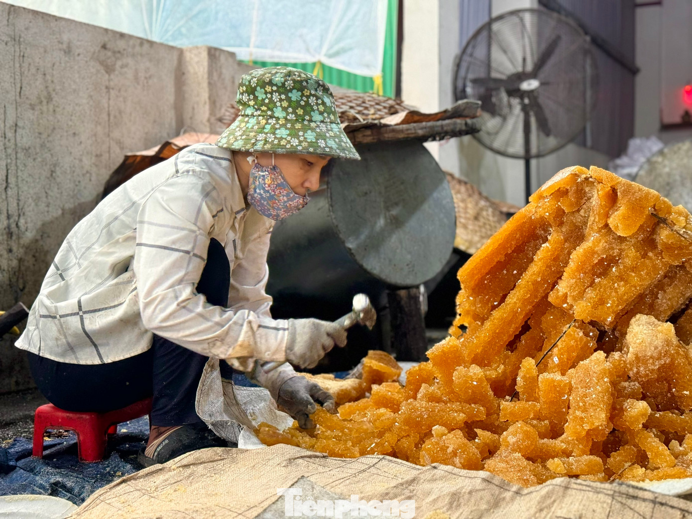 Theo những gia đình làm nghề đường phèn ở Ba La, đây là nghề cha truyền con nối và đã có từ lâu đời. Hiện nay số người theo nghề làm đường phèn truyền thống còn rất ít, nhưng những giá trị, tinh túy nhất của nó vẫn tồn tại. Ảnh: Nguyễn Ngọc