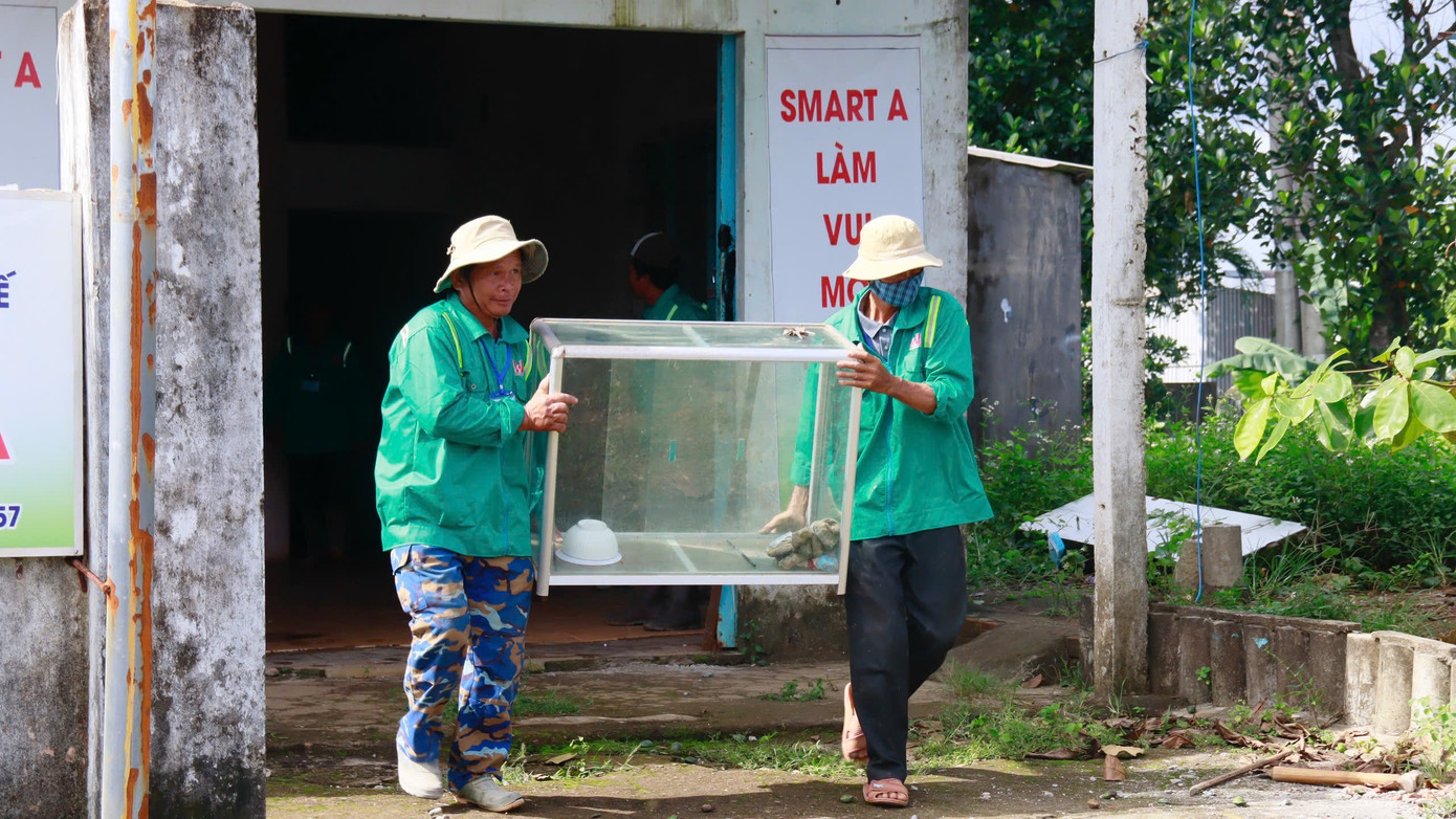Lực lượng chức năng tiến hành cưỡng chế.