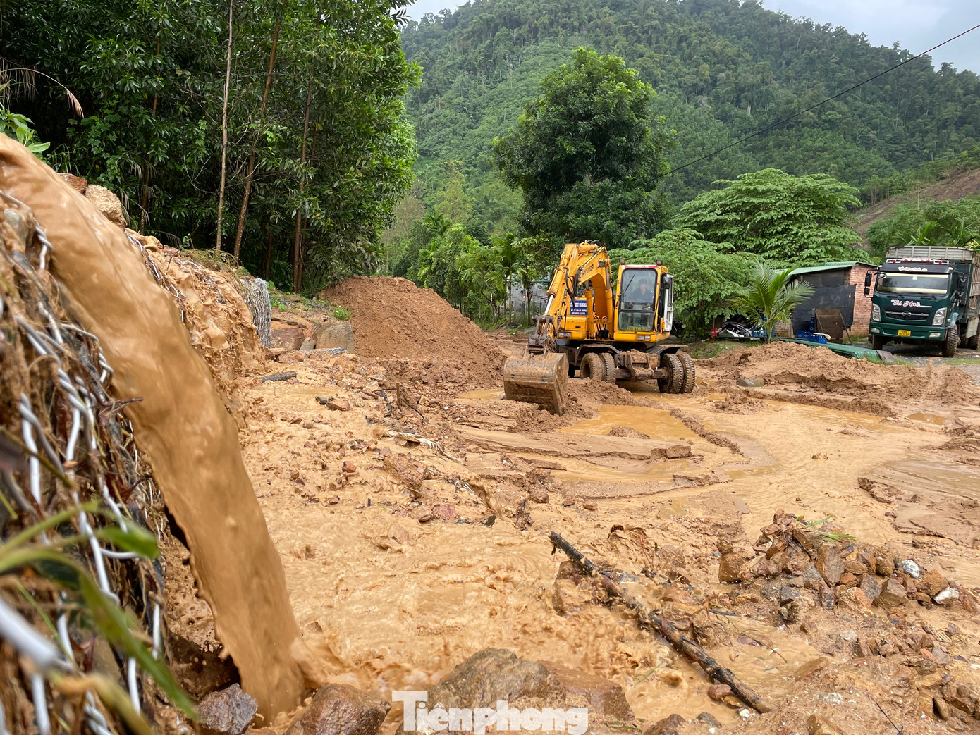 Lực lượng chức năng khẩn trương khắc phục sạt lở trên tuyến tỉnh lộ DT.626 (huyện Sơn Hà). (Ảnh: Nguyễn Ngọc).