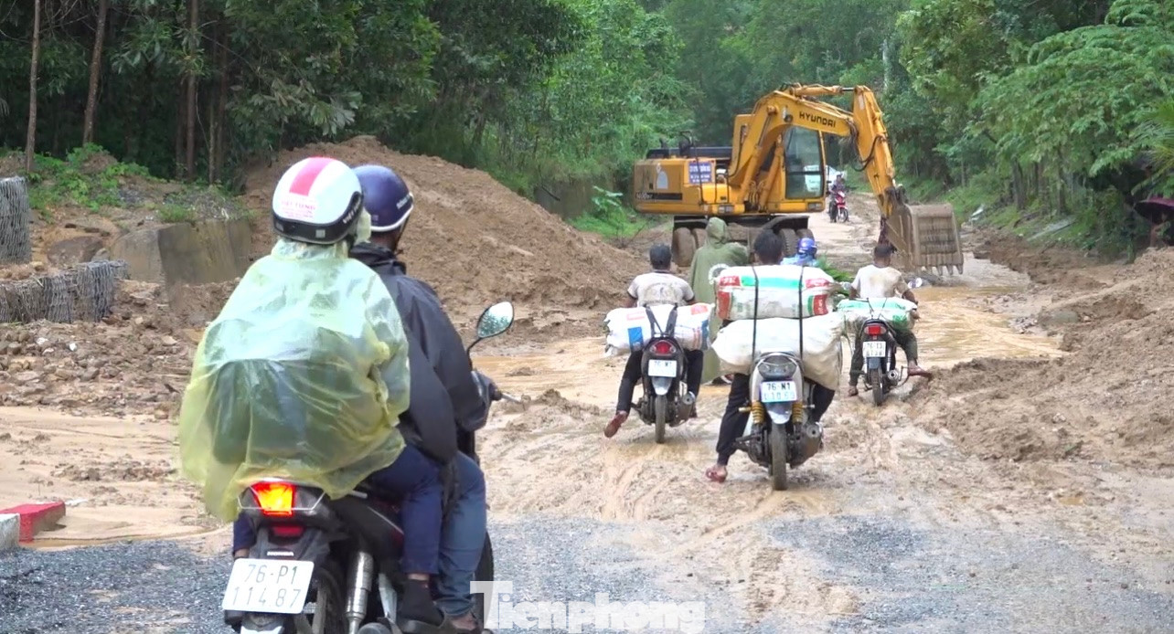 Sạt lở khiến việc đi lại của người dân gặp rất nhiều khó khăn. (Ảnh: Nguyễn Ngọc).