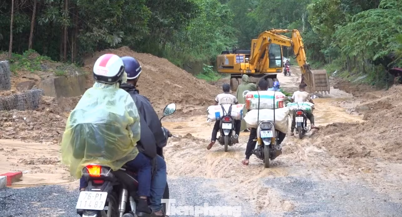 Sạt lở khiến việc đi lại của người dân gặp rất nhiều khó khăn. (Ảnh: Nguyễn Ngọc). Sạt lở khiến việc đi lại của người dân gặp rất nhiều khó khăn. (Ảnh: Nguyễn Ngọc).