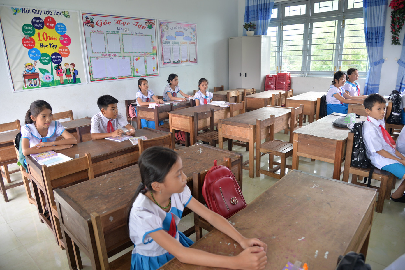 Lớp học thưa thớt, có nhiều học sinh nghỉ học vì bệnh đau mắt đỏ. Lớp học thưa thớt, có nhiều học sinh nghỉ học vì bệnh đau mắt đỏ.