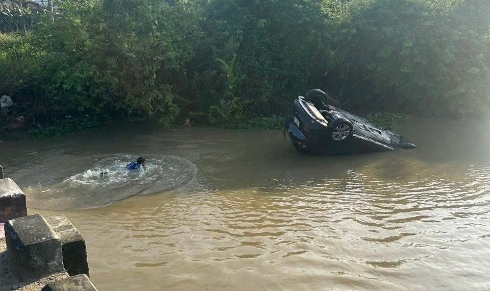 Ô tô lao xuống sông, ông ngoại cùng cháu 30 tháng tuổi thoát chết thần kỳ.